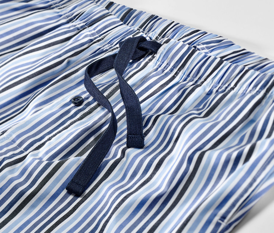 Gros plan sur un pyjashort rayé bleu et blanc avec cordon de serrage.