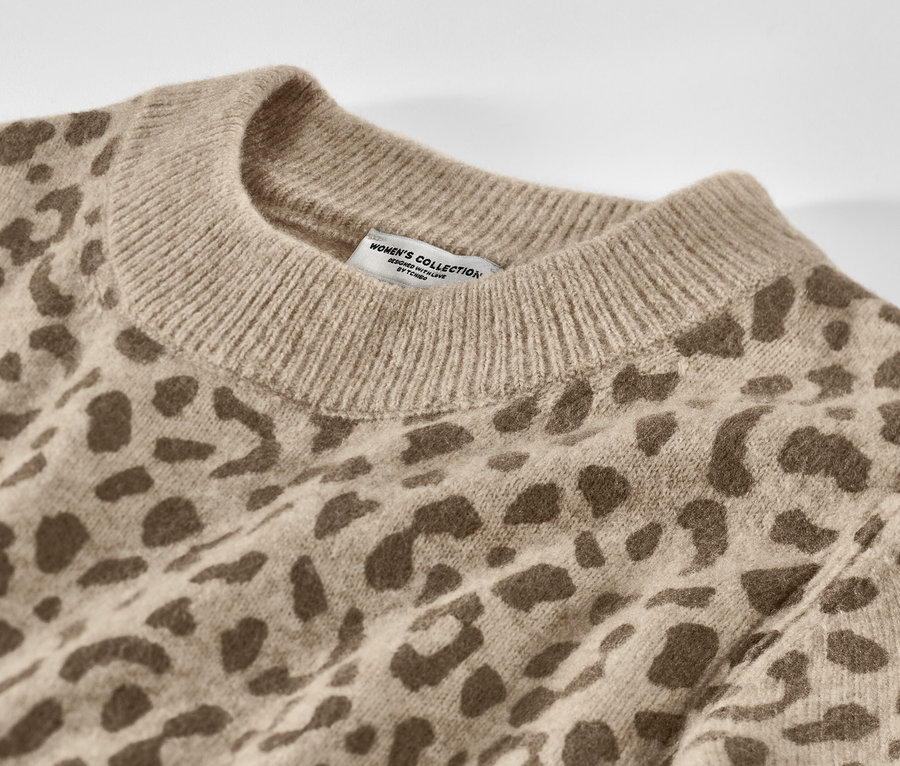 Vue détaillée d'un pull en maille imprimé.