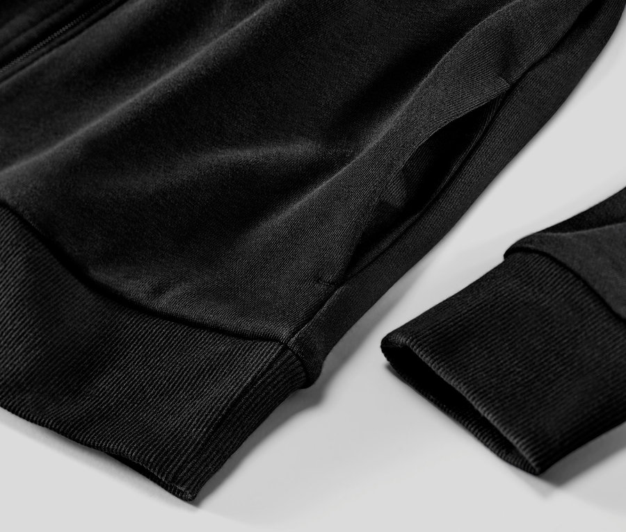 Détail d'une jaquette en sweat noire.