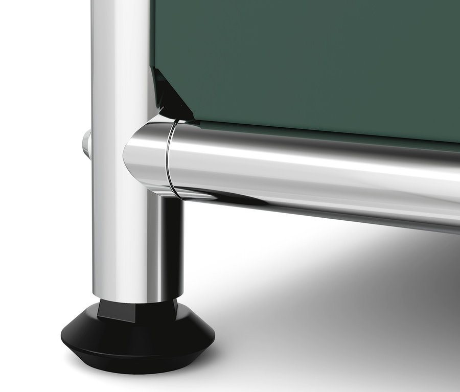 Détail d'une commode métallique « CN3 » avec abattants, pied chromé et intérieur vert olive.