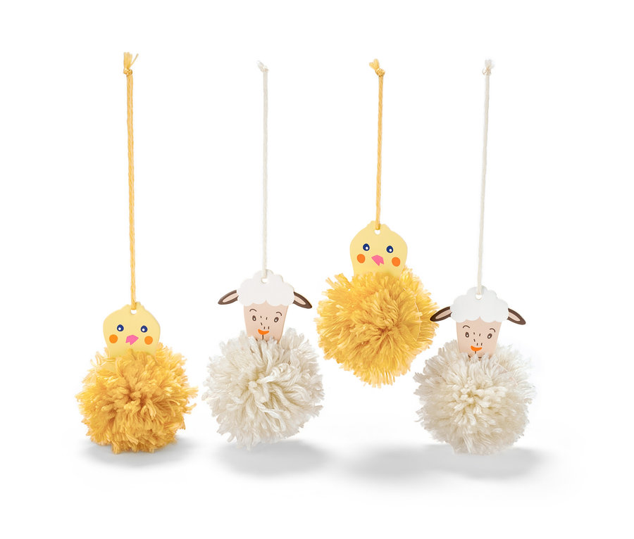 Quatre décorations de Pâques : deux poussins et deux moutons du kit de construction pour pompons de Pâques.