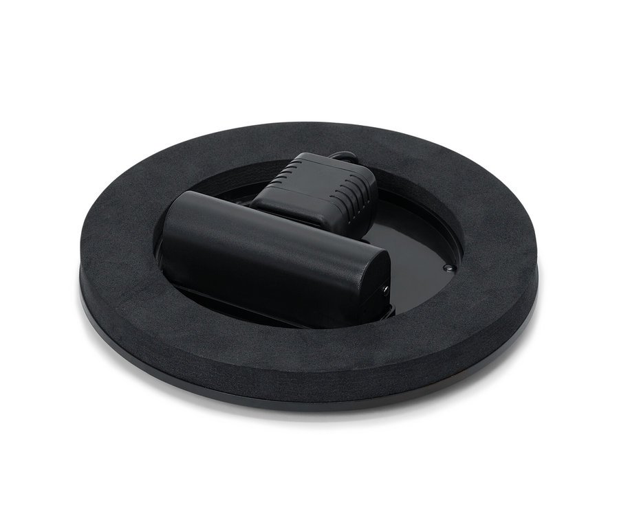 Une fontaine solaire flottante noire avec éclairage.