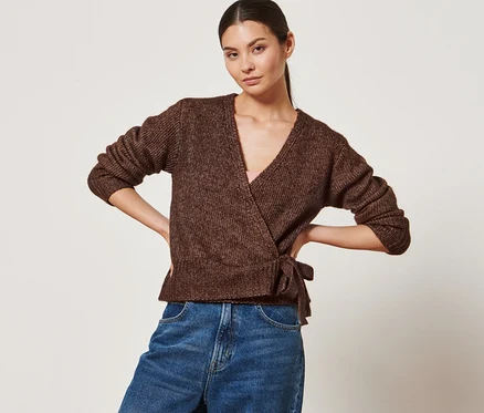 Femme posant dans un gilet cache-cœur marron.