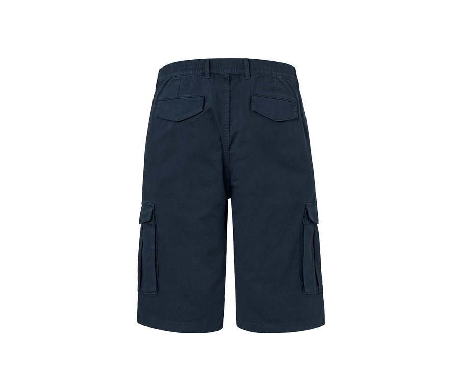 Détail de l'arrière d'un short cargo bleu marine.