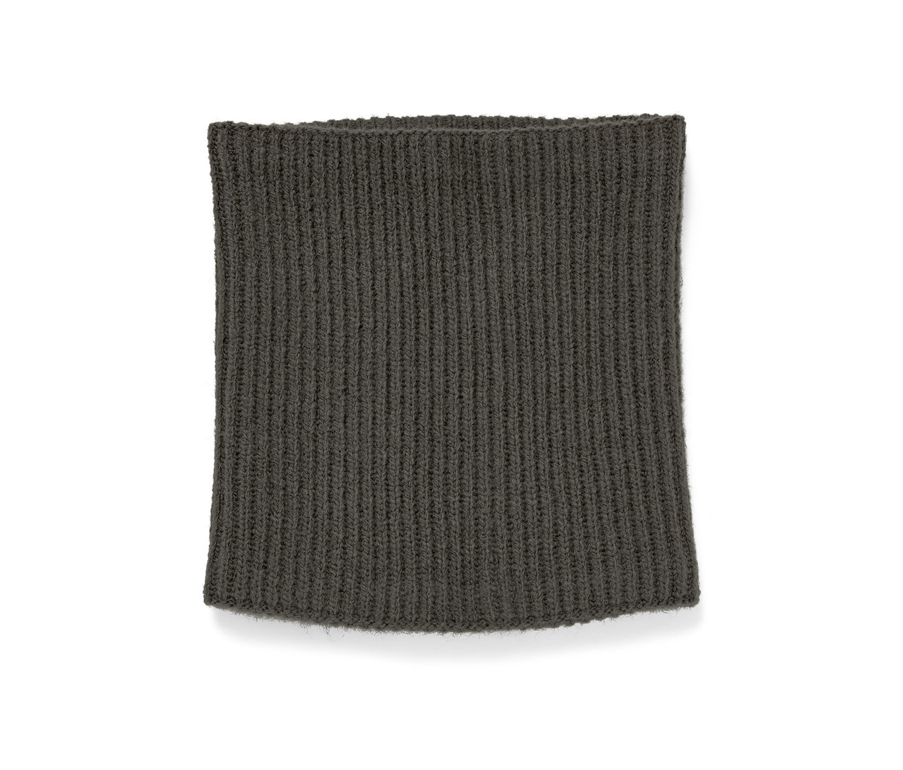 Écharpe tube en maille verte.