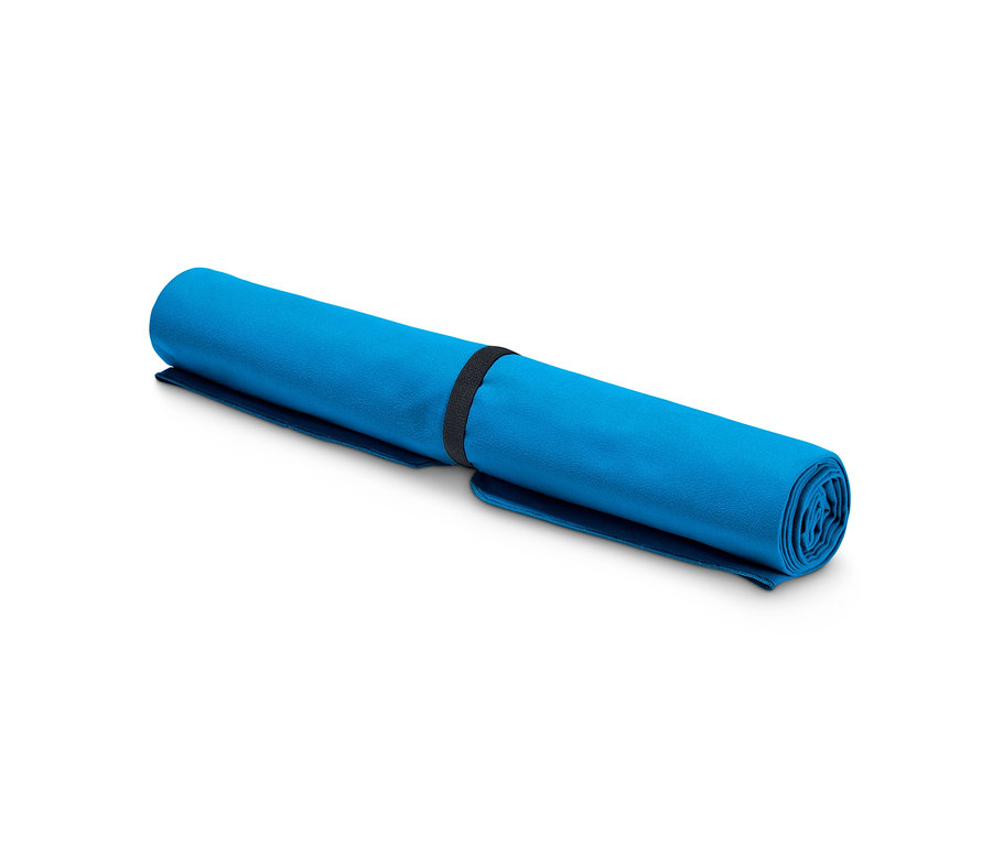 Une serviette de bain bleue enroulée pour l'extérieur, env. 70 x 140 cm, maintenue par un élastique noir.