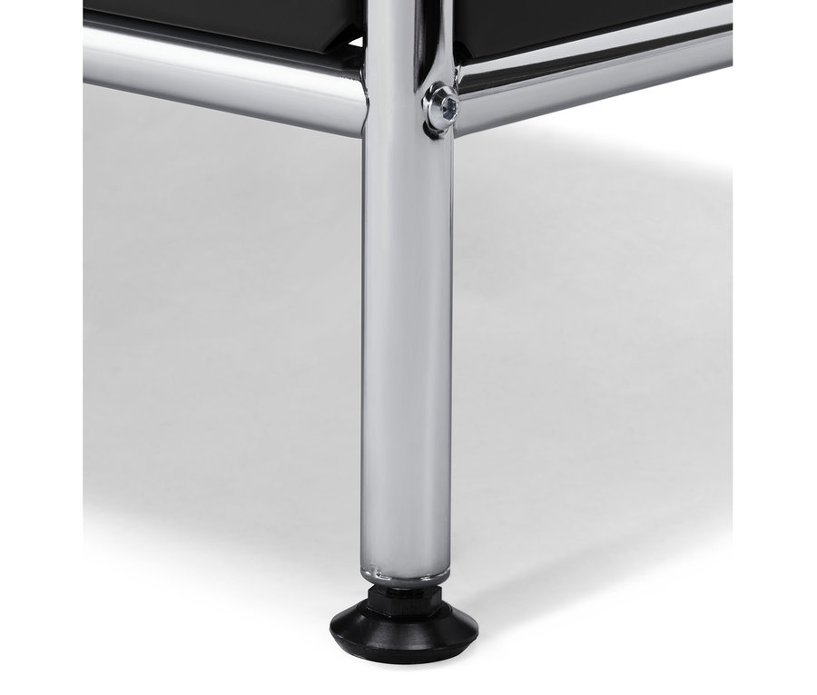 Détail d'un meuble noir « CN3 » avec abattants et pied chromé.