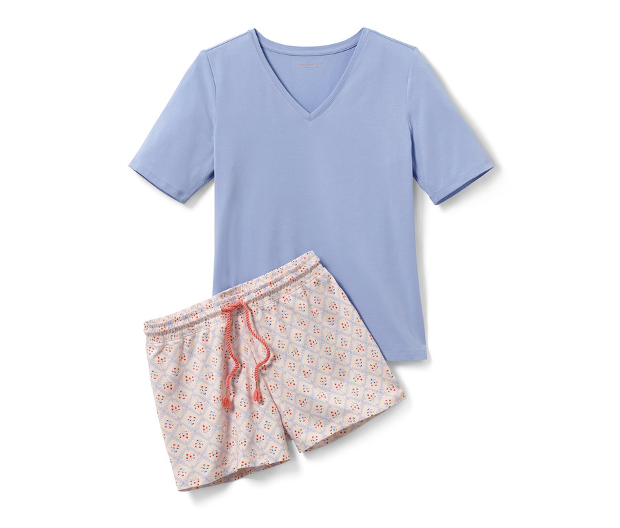 Ensemble pyjashort bleu avec haut à manches courtes et short à fleurs.
