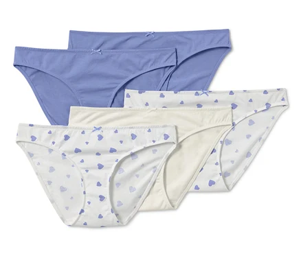 Cinq slips : deux bleu clair, un crème et deux blancs à cœurs bleus.