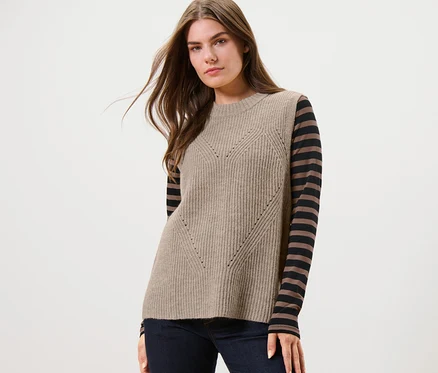 Femme portant un pull sans manches en maille beige chiné.