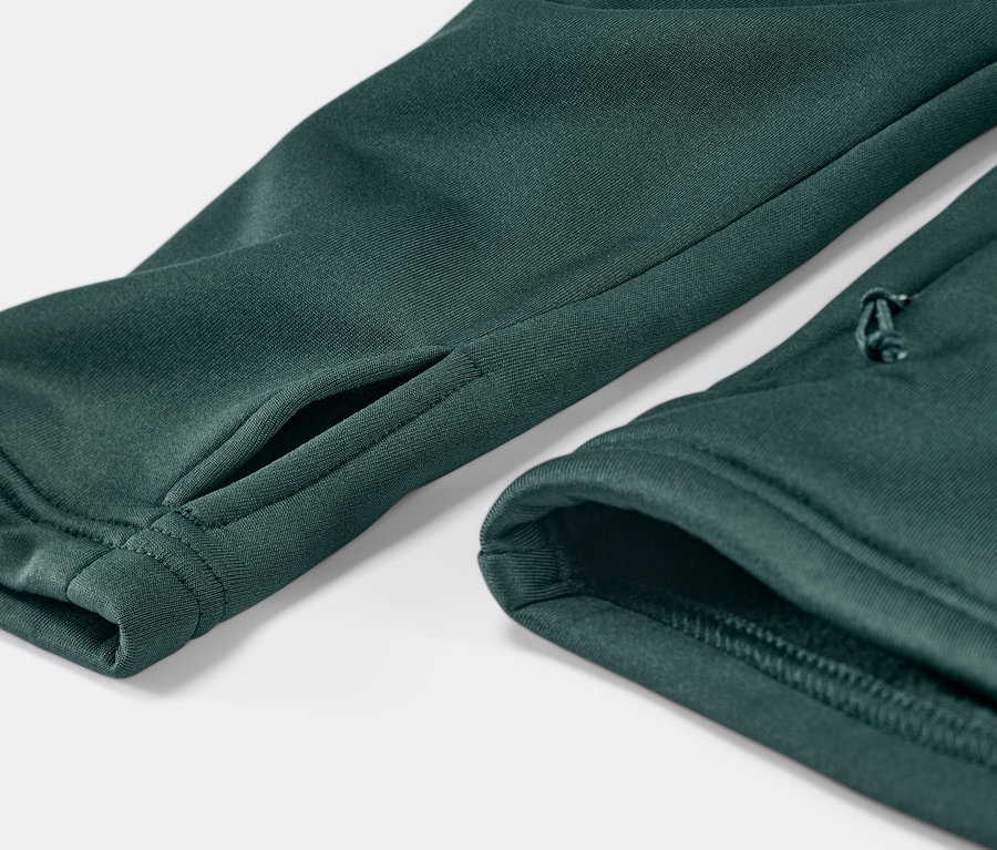 Détail d'une veste thermique vert foncé.