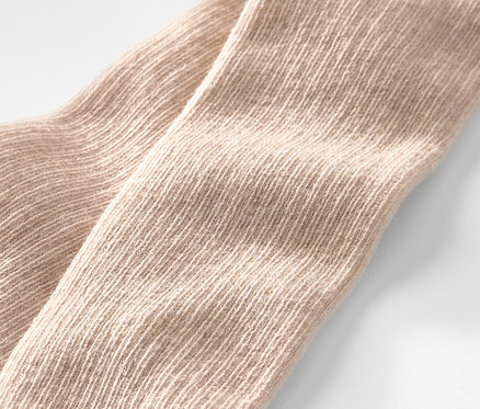 Gros plan de collants pour enfant avec laine RWS beiges.