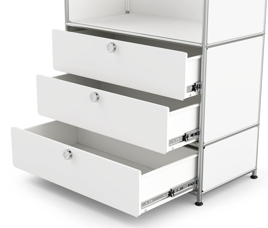 Gros plan d'une garde-robe en métal « CN3 » avec une tringle à vêtements et 3 tiroirs ouverts.