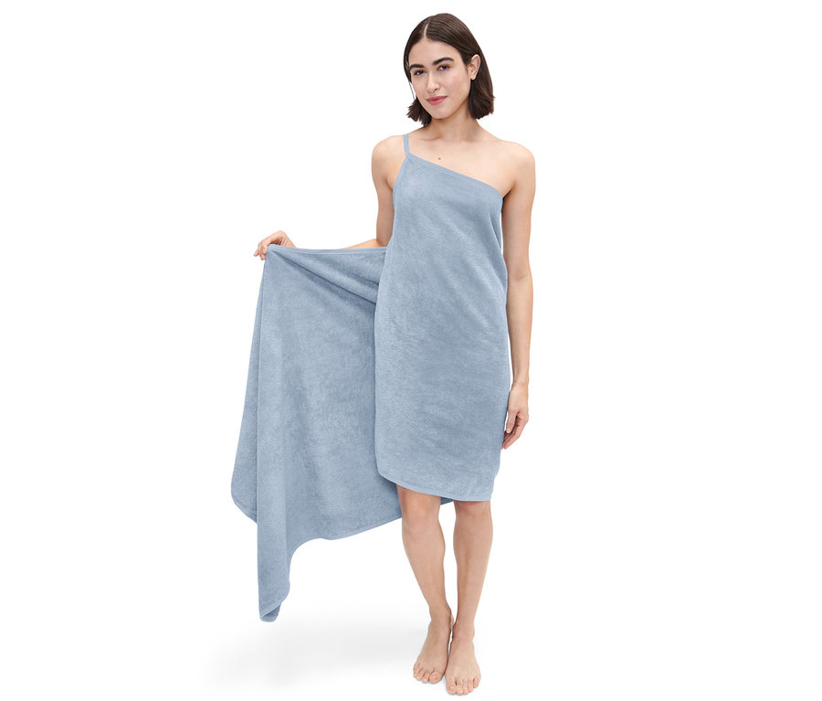 Femme posant en robe-linge de toilette bleu clair.