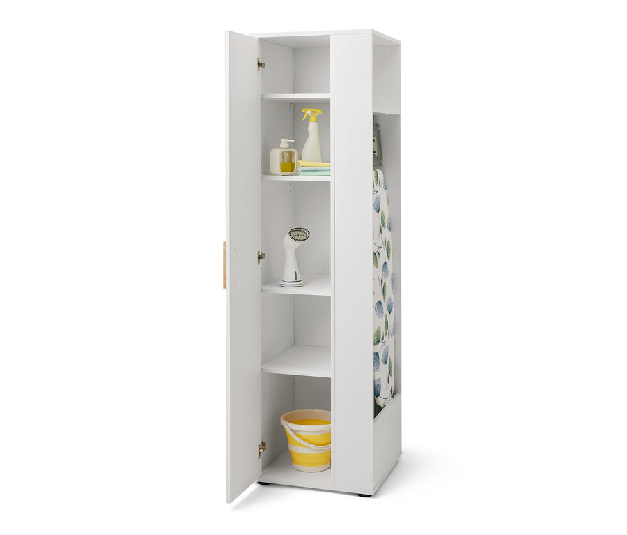 Armoire universelle ouverte avec espace de rangement latéral, produits de nettoyage et planche à repasser dans les étagères.