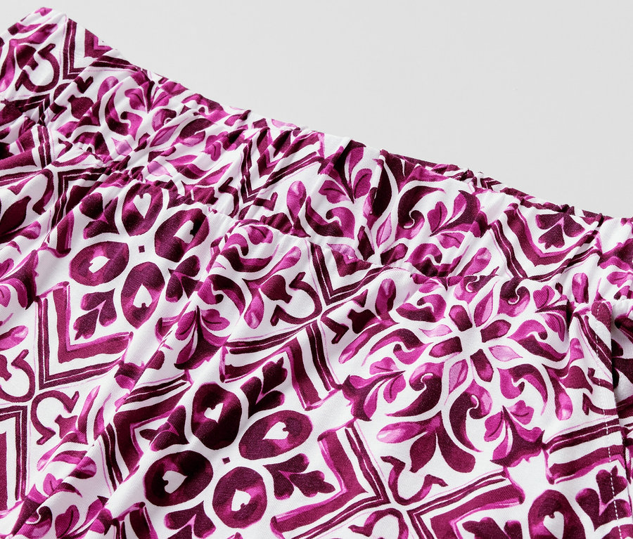 Gros plan sur un pantalon palazzo imprimé baies.