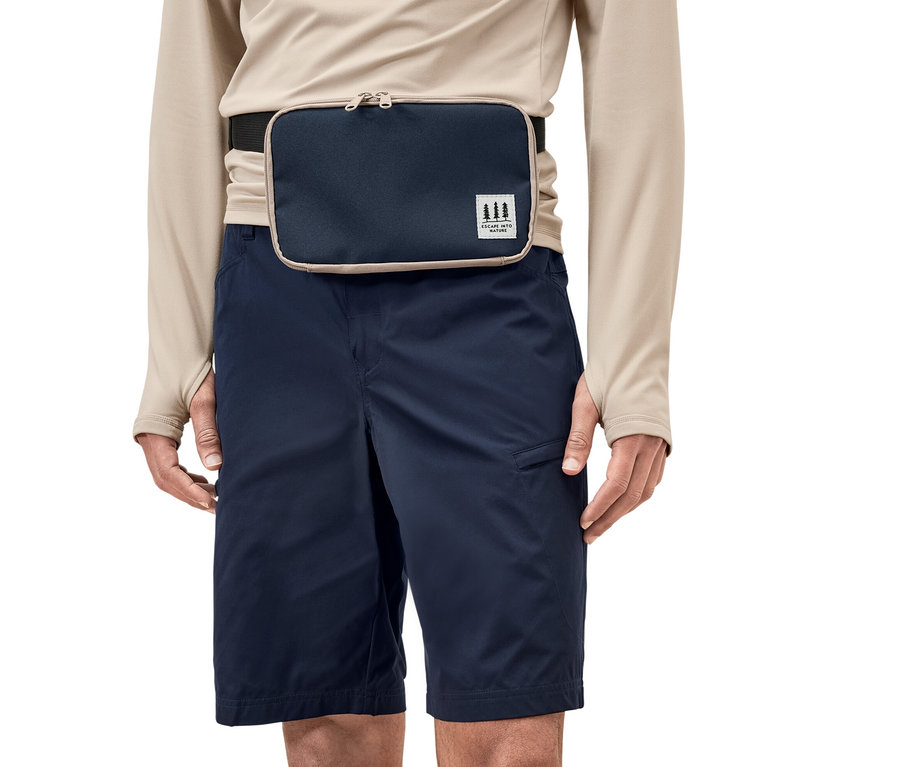 Un homme porte un sac multifonction.
