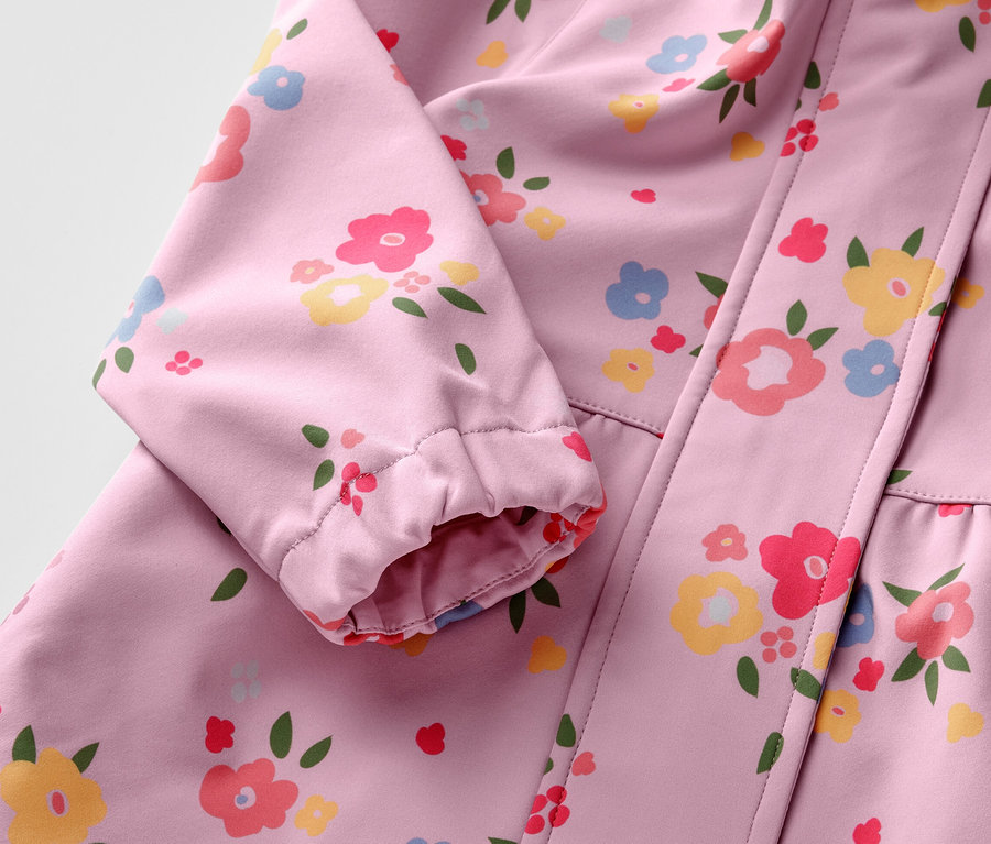 Détail d'une veste en softshell pour enfant avec un motif floral.