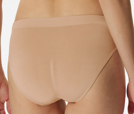 Vue arrière d'une femme portant un slip SCHIESSER Rio, beige.