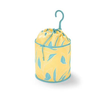Sac à pinces à linge jaune avec des feuilles bleues et blanches et un crochet bleu.