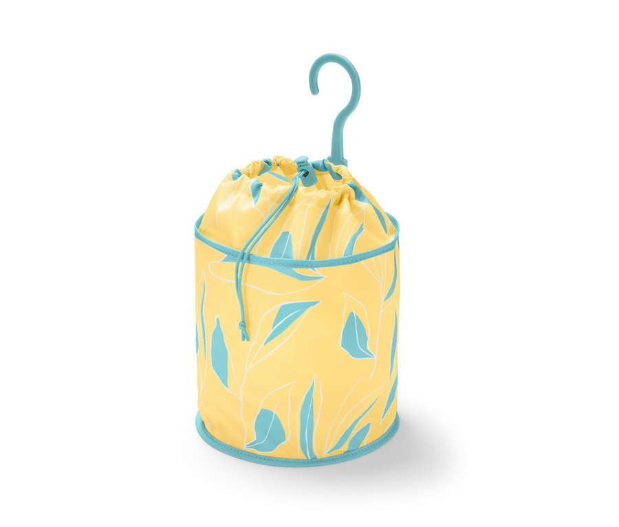 Sac à pinces à linge jaune avec des feuilles bleues et blanches et un crochet bleu.