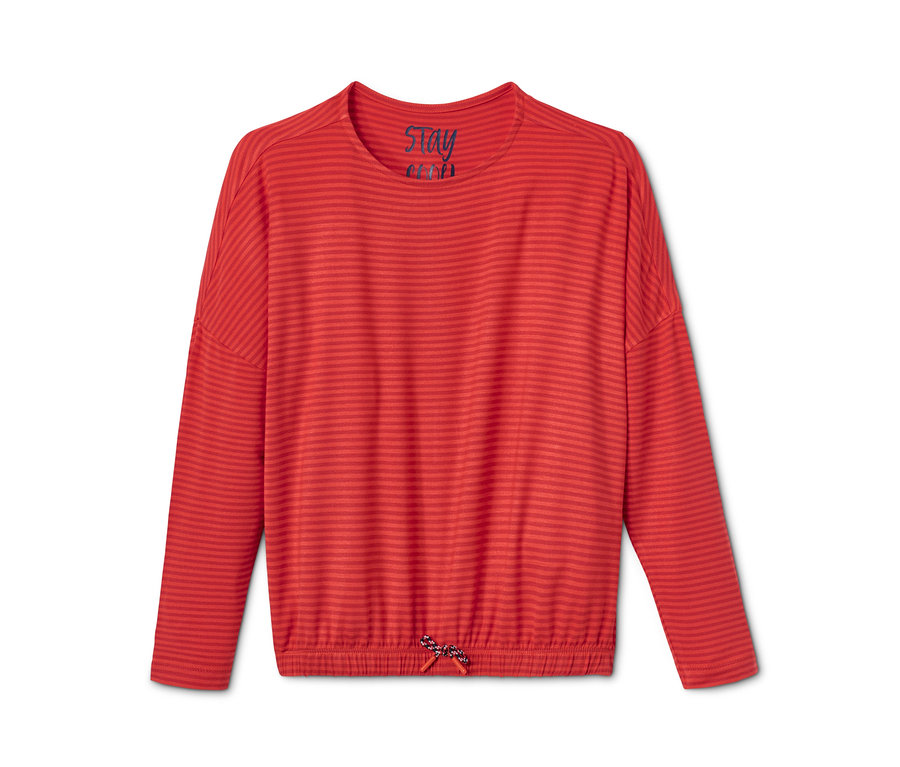 Un haut manches longues rayé rouge est posé sur un fond blanc.