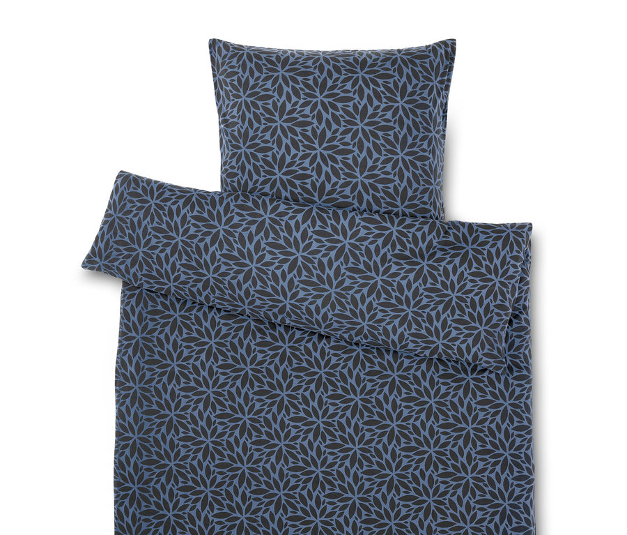 Linge de lit avec motif floral en bleu et noir.