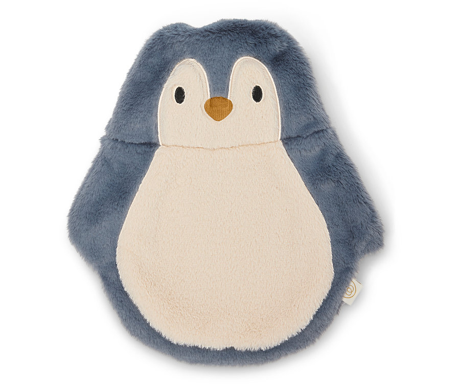 Une bouillotte en forme de pingouin est posée sur un fond blanc.