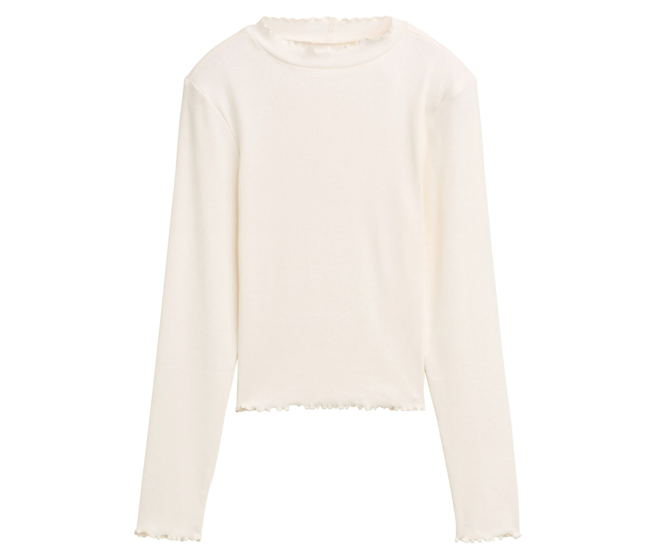 Un t-shirt crème à manches longues avec des bords à volants.