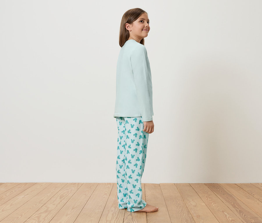 Fillette en pyjama imprimé.