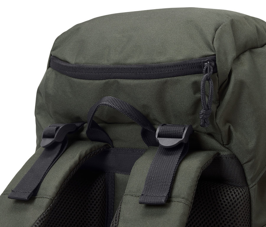 Gros plan d'un sac à dos de randonnée vert de 40 l avec fermeture éclair et sangles.