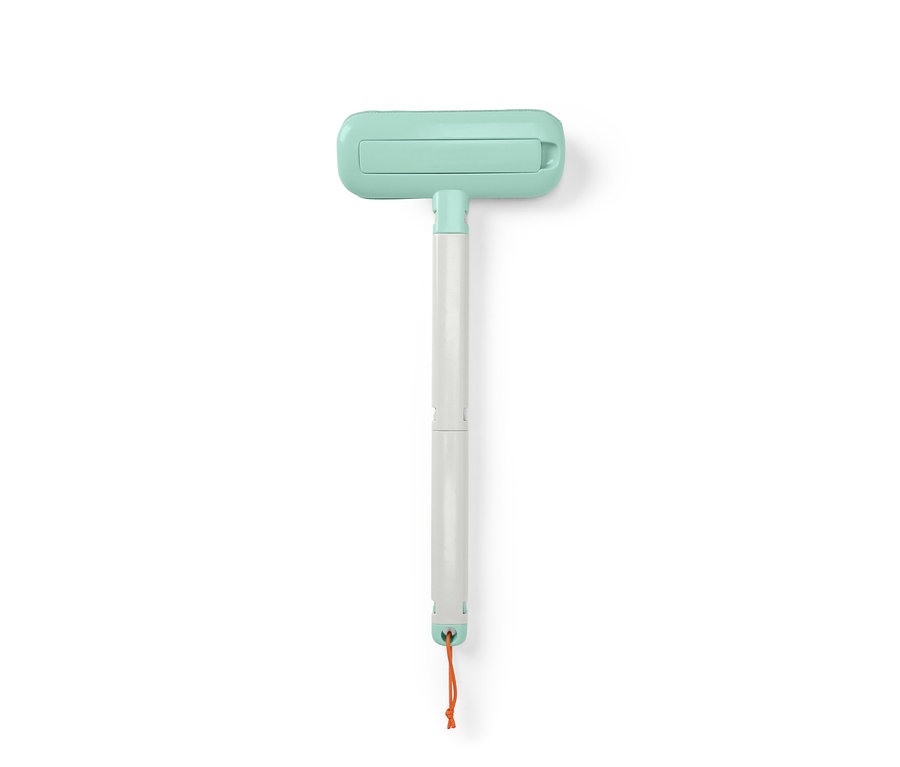 Un accessoire de nettoyage pour textiles 4 en 1 avec une tête vert d'eau et un manche blanc sur un fond blanc.