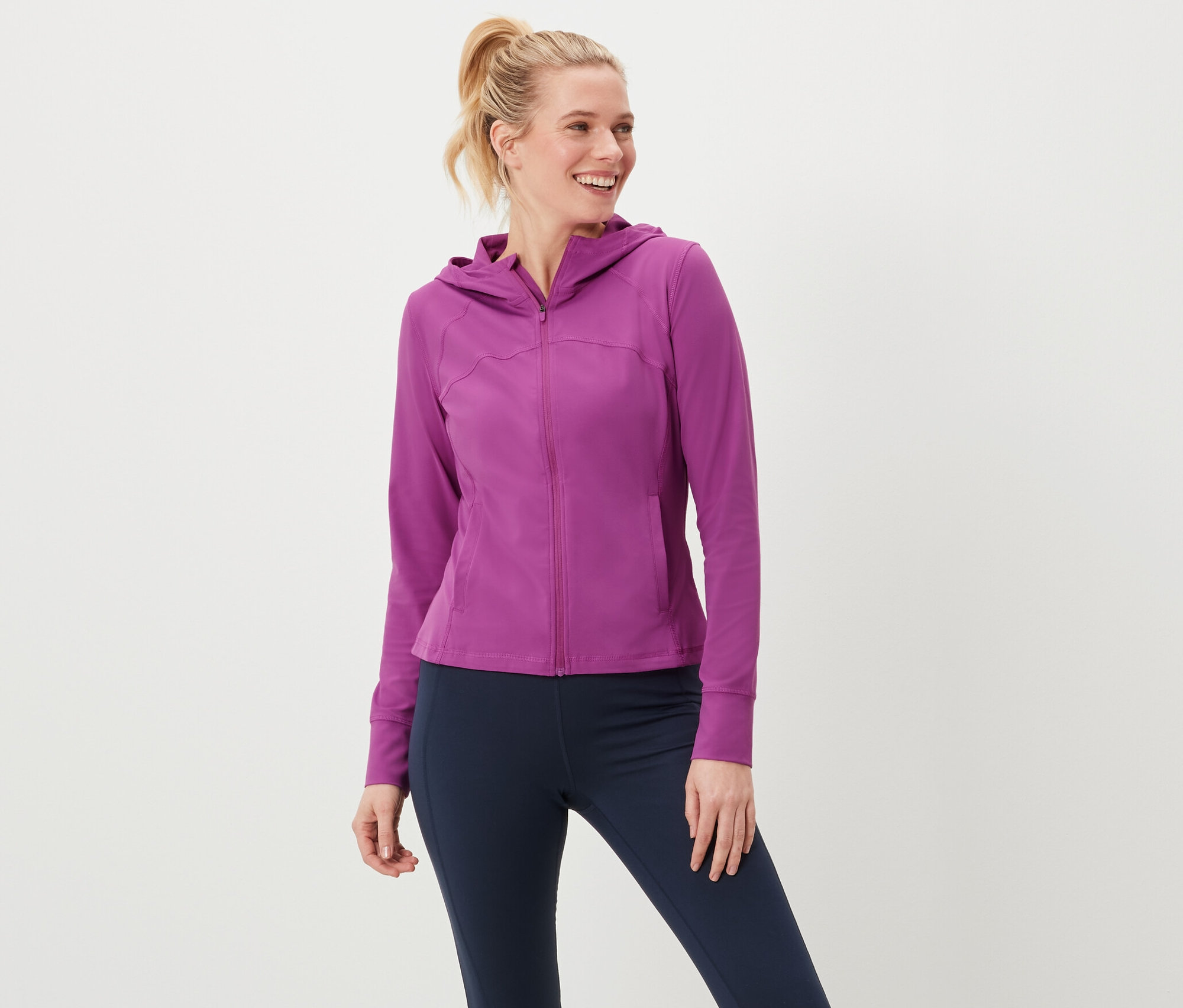 Femme portant une veste de sport et des leggings.