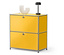 Commode jaune avec deux tiroirs, décoration blanche et lampe noire sur le dessus.