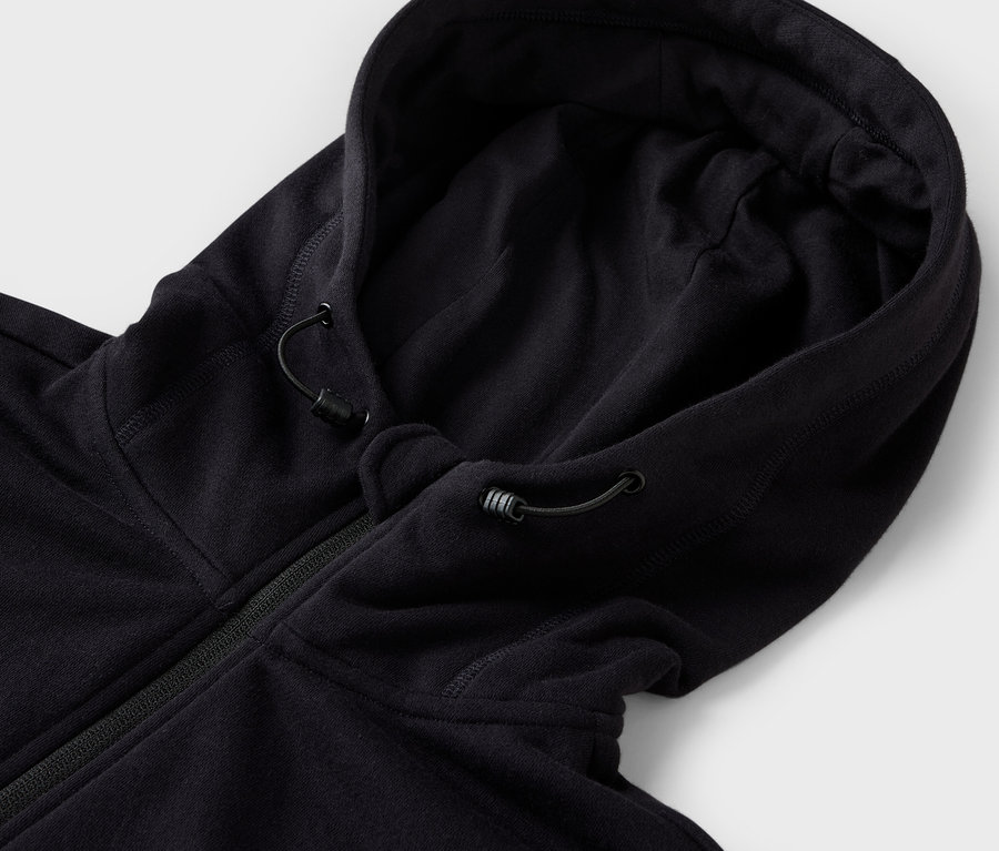 Gros plan sur un sweat à capuche noir avec cordon de serrage.