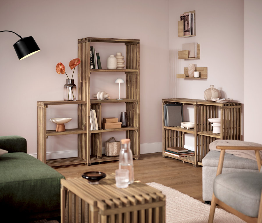 Salon avec étagères en bois et fauteuil avec accoudoirs et structure en bois.