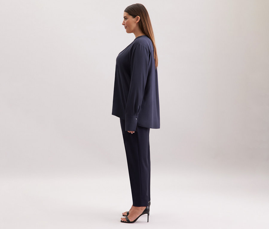 Femme portant un ensemble tunique et pantalon en viscose bleu marine de Seidensticker, vue de côté.