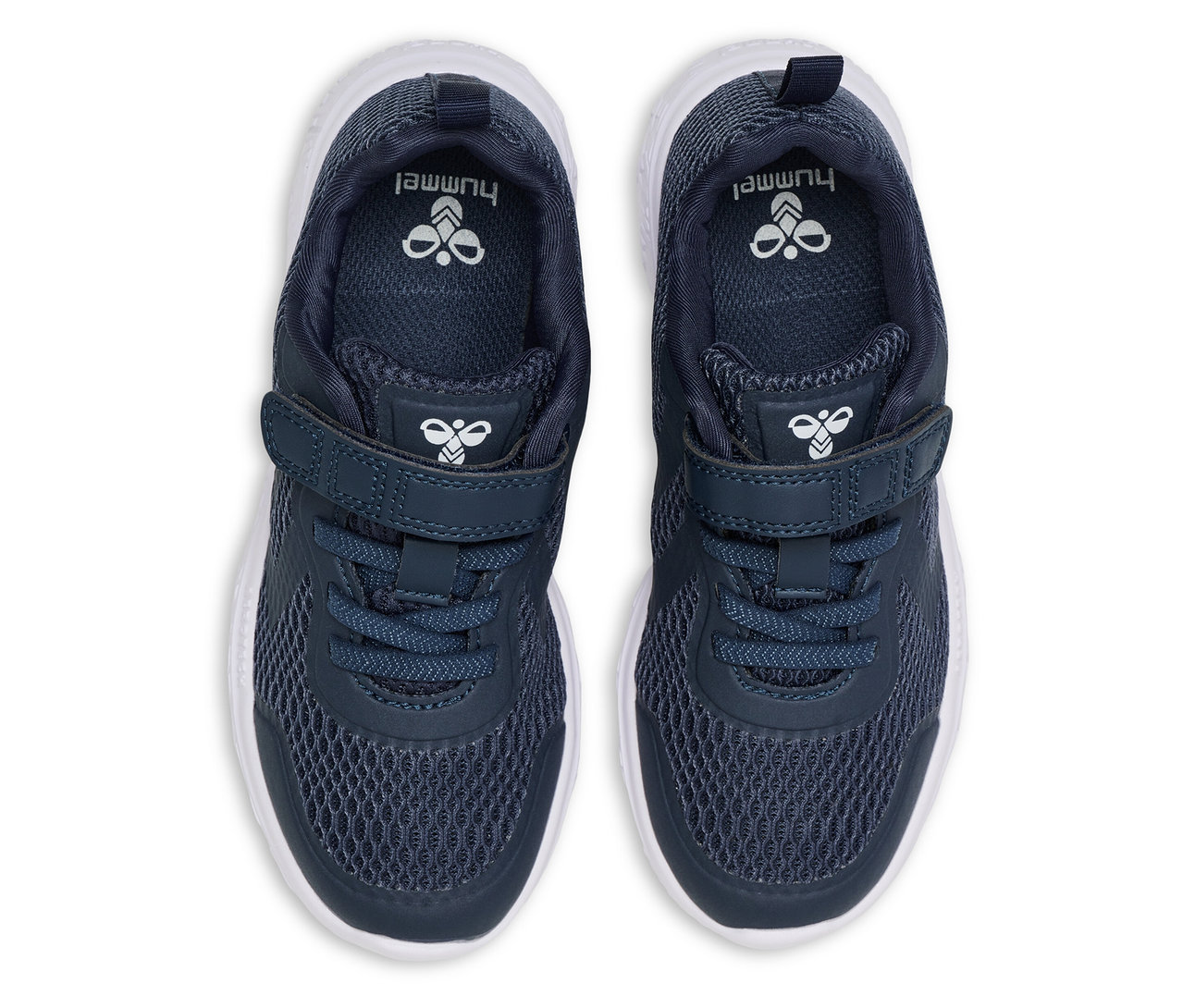 Deux chaussures bleues HUMMEL Actus Recycled Jr avec semelles blanches et logo sur la fermeture velcro.