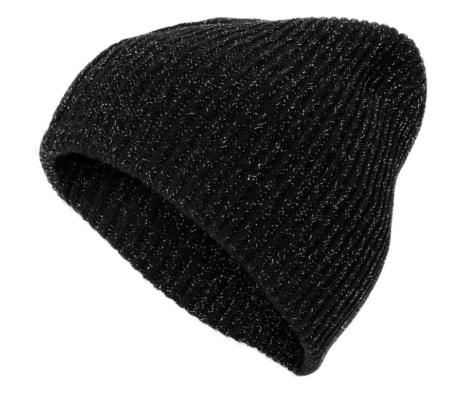Un bonnet noir tricoté avec de fines paillettes.