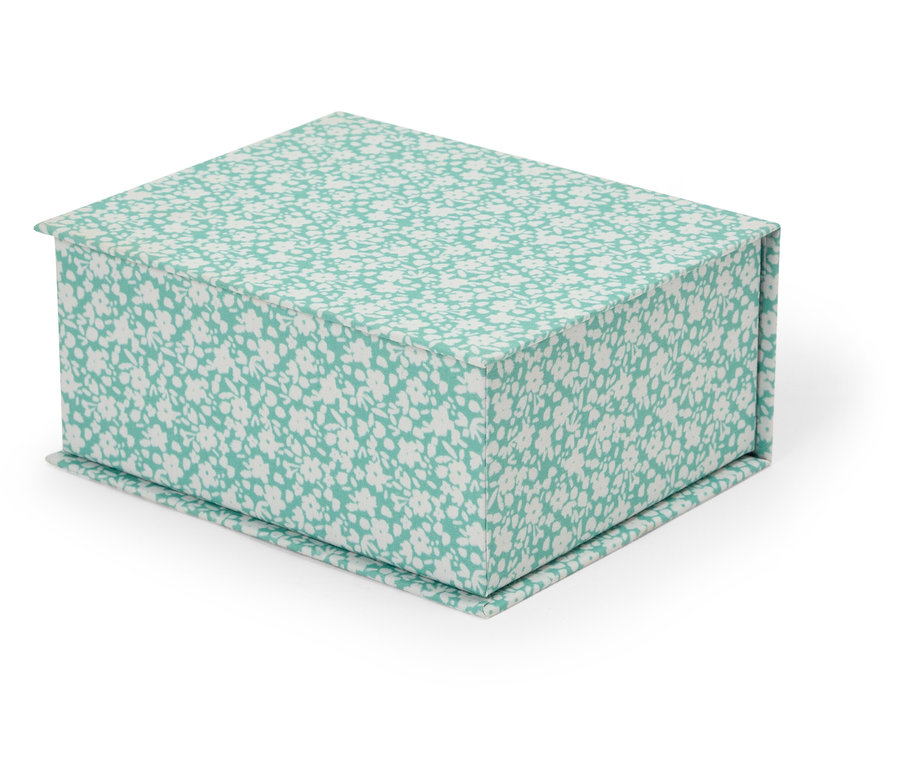 Boîte fermée avec couvercle à motif floral bleu-vert.