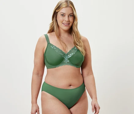 Une femme portant un soutien-gorge minimiseur vert.
