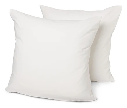 Deux housses de protection blanches pour oreillers de différentes tailles.
