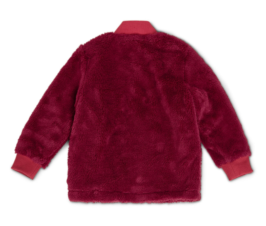Une veste bordeaux duveteuse avec des poignets et un col côtelés rouges est posée sur un fond blanc.