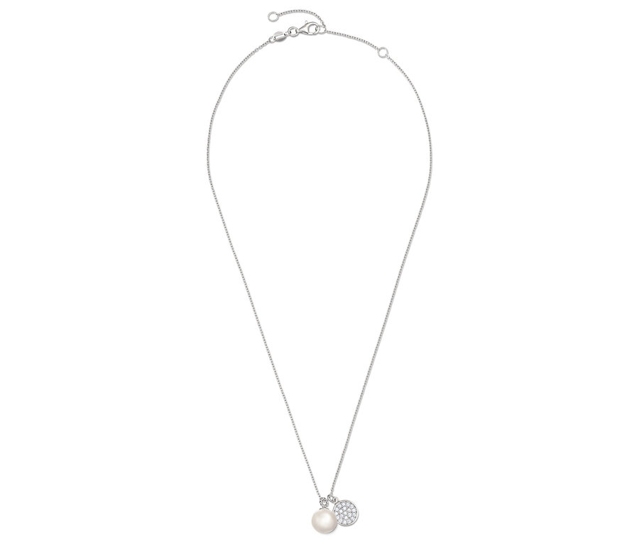 Collier argenté avec une perle et un pendentif rond.