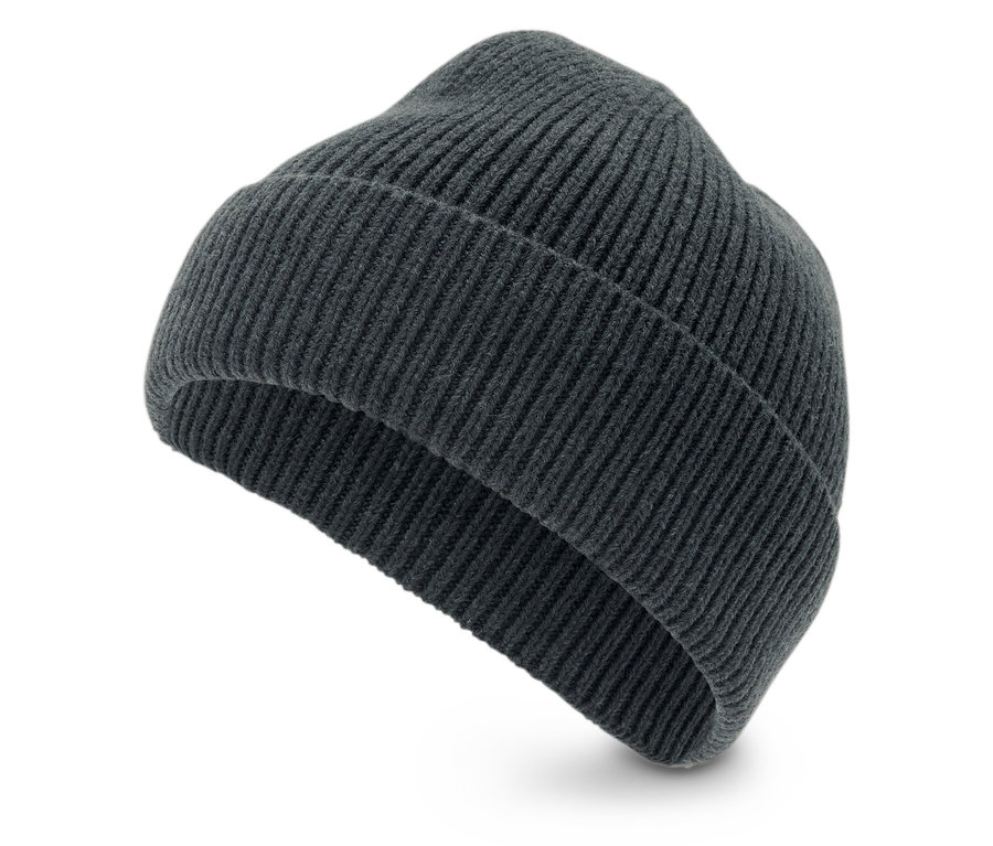 Un bonnet gris tricoté sur un fond blanc.