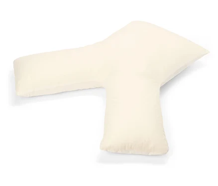 Un oreiller en forme de Y couleur crème sur fond blanc.