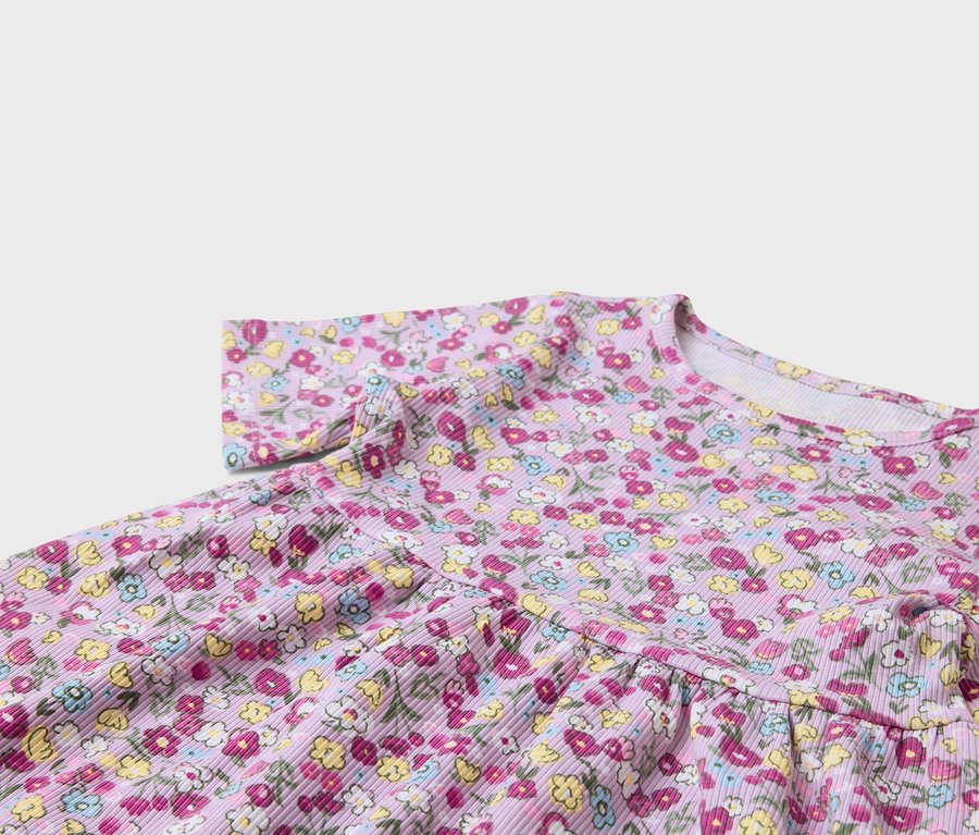 Détail d'une robe violette à imprimé floral.