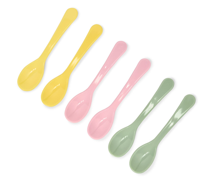 Six petites cuillères de couleurs jaune, rose et verte alignées.