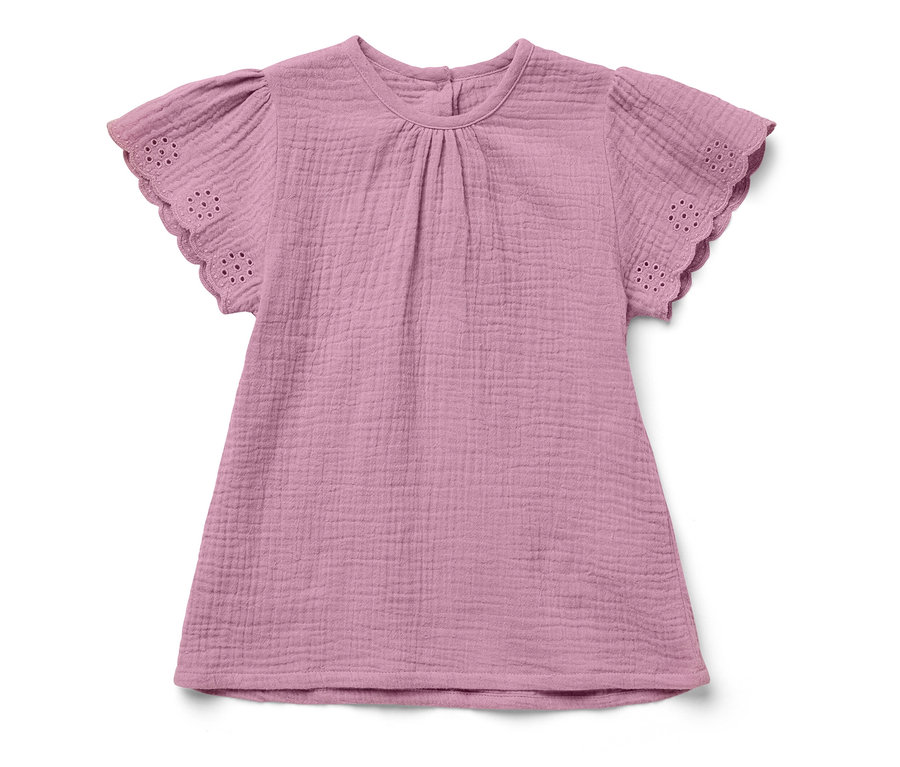 Une blouse en mousseline lilas pour enfant avec des manches courtes et un ourlet décoratif.
