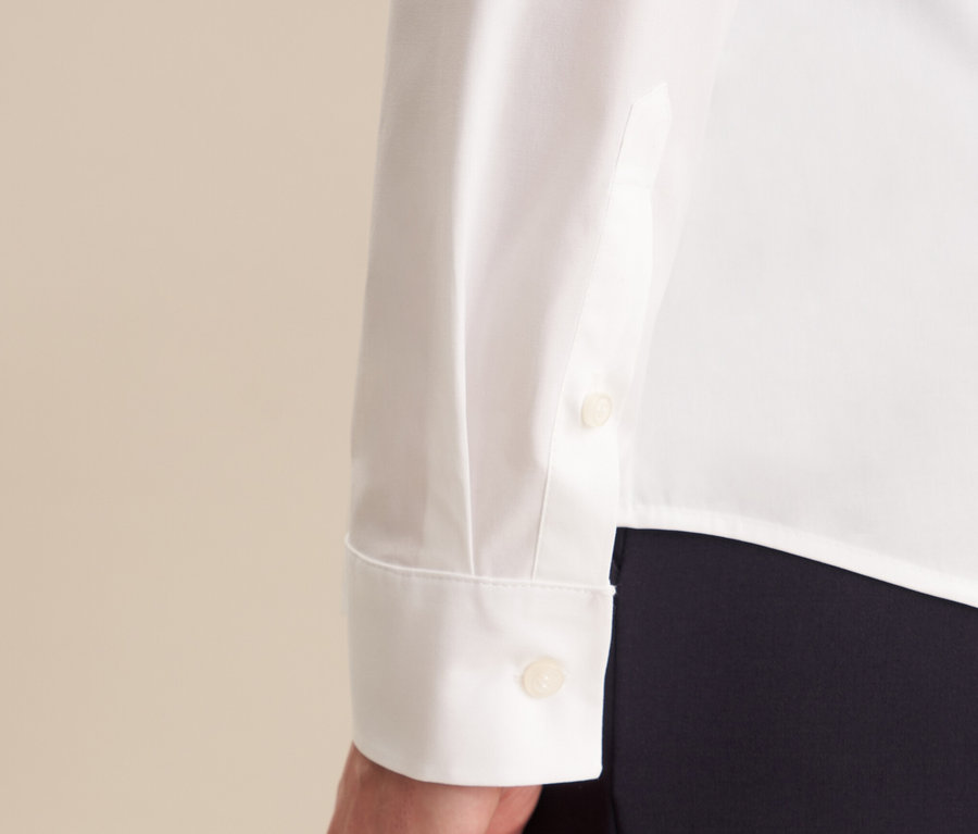 Détail d'un chemisier blanc Seidensticker Slimfit à manches longues et poignets boutonnés.